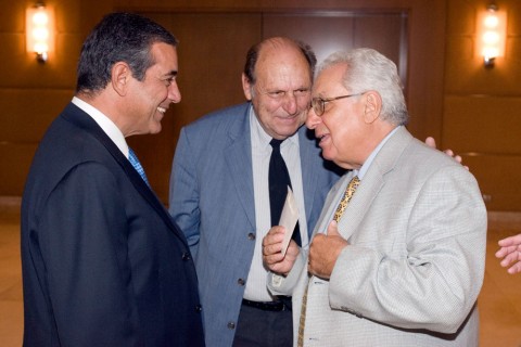 Διακρίνονται από αριστερά ο πρόεδρος των Εκπροσώπων Θάνος Μελακοπίδης, ο Ιερώνυμος Δελένδας και ο Νίκος Εμπέογλου. Διακρίνονται από αριστερά ο πρόεδρος των Εκπροσώπων Θάνος Μελακοπίδης, ο Ιερώνυμος Δελένδας και ο Νίκος Εμπέογλου.