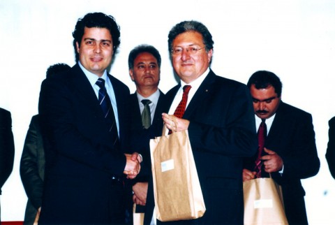 Από δεξιά, ο Γενικός Διευθυντής της Laiki Cypria Life LTD Πόλυς Μιχαηλίδης βραβεύει τον Μάριο Θεοδοσίου.