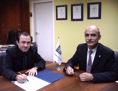 Στη φωτογραφία, ο Πρόεδρος της ΠΟΠΟ, Σταύρος Δαμιανού και ο Γενικός Διευθυντής της Alpha Ασφαλιστικής, Ευάγγελος Αναστασιάδης, κατά την υπογραφή του Ασφαλιστηρίου Συμβολαίου. 