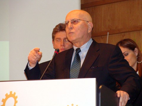 Ο Επίτροπος Περιβάλλοντος Σταύρος Δήμας στο βήμα. Ο Επίτροπος Περιβάλλοντος Σταύρος Δήμας στο βήμα.