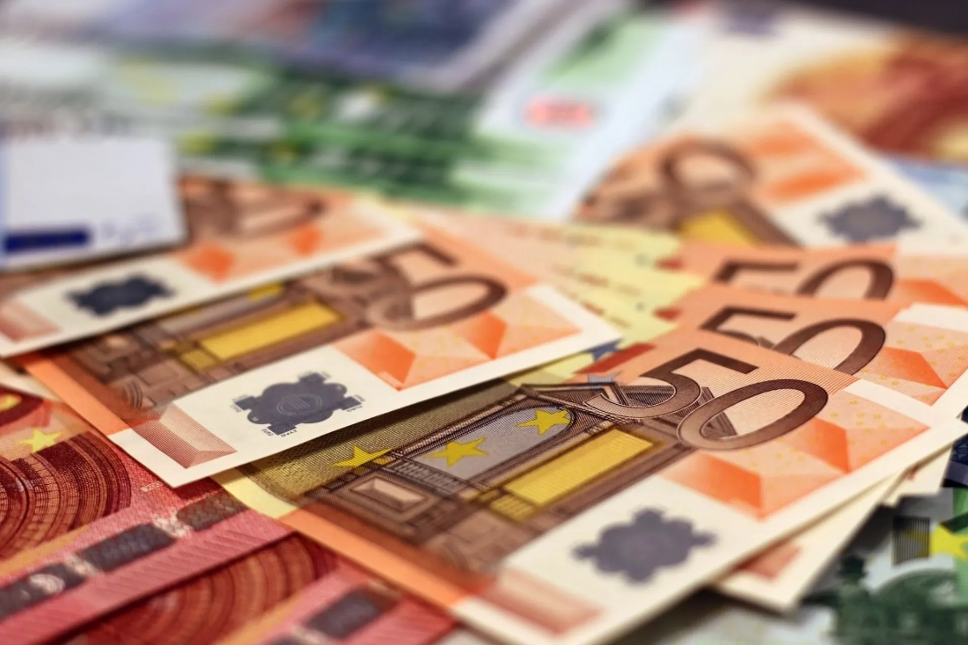 Ασφάλιση και ιδιωτική υγεία συντηρούν τις πληθωριστικές πιέσεις