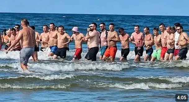 Ανθρώπινη αλυσίδα για τη διάσωση δίχρονου (video)