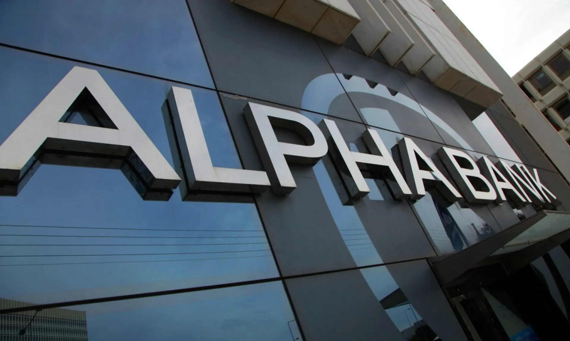 O Αριστερός Τραπεζίτης στο Τιμόνι της Alpha Bank