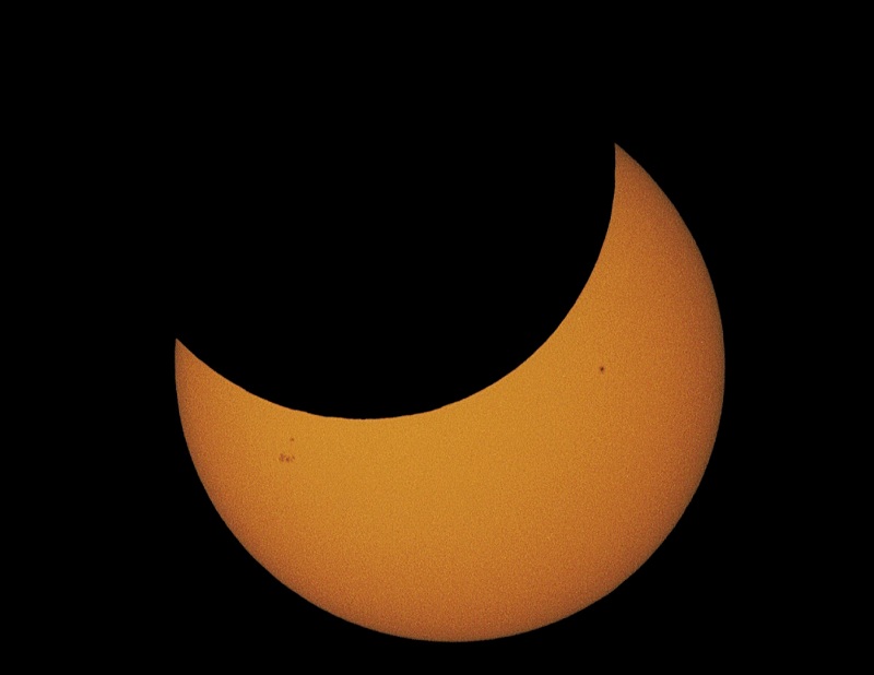 Μια έκλειψη στην αυλή ενός σχολείου