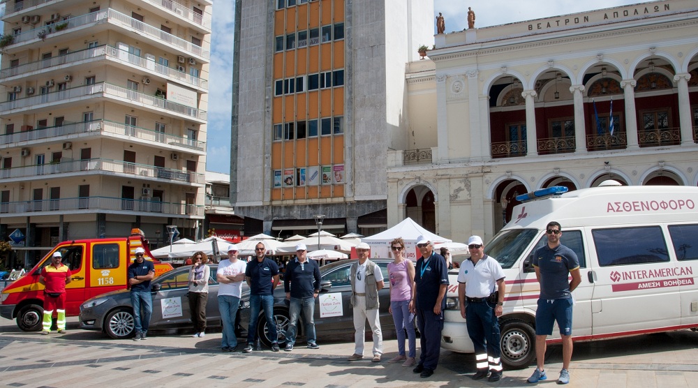 Η λειτουργική ομάδα για την πρακτική επίδειξη οδικής ασφάλειας στην πλατεία Γεωργίου Α’ της Πάτρας: η ομάδα της Σχολής Ιαβέρη, στελέχη της INTERAMERICAN και του οργανισμού ΠΕΛΟΠΟΝΝΗΣΟΣ.