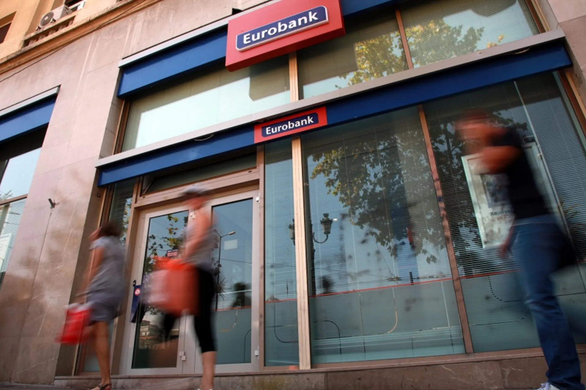 Eurobank: Πόσο πληρώνει η οικονομία τα capital controls