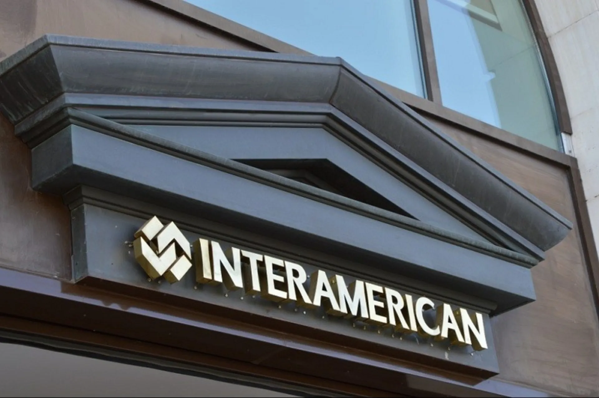 INTERAMERICAN: Αποκάλυψη απάτης για φωτιά σε ξενοδοχείο