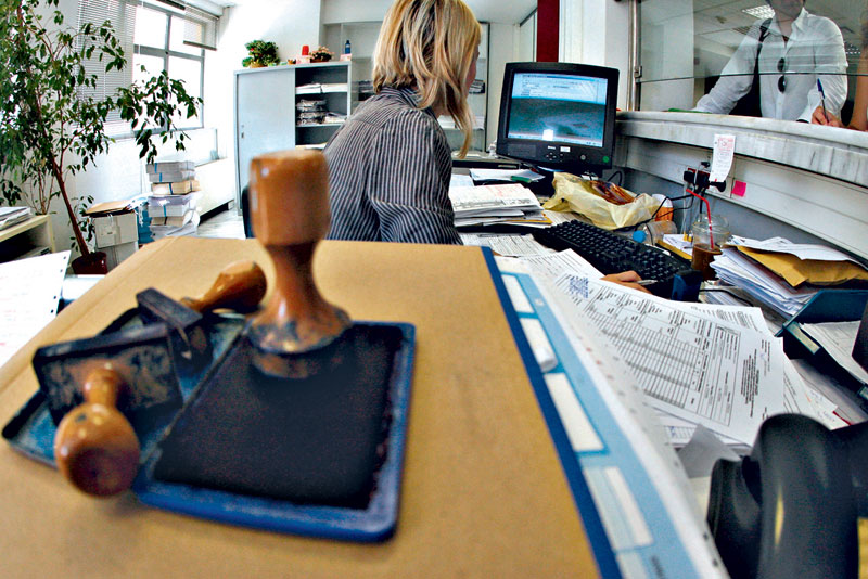 Συνωστισμός… στην πόρτα της εξόδου για 60.000 δημοσίους υπαλλήλους