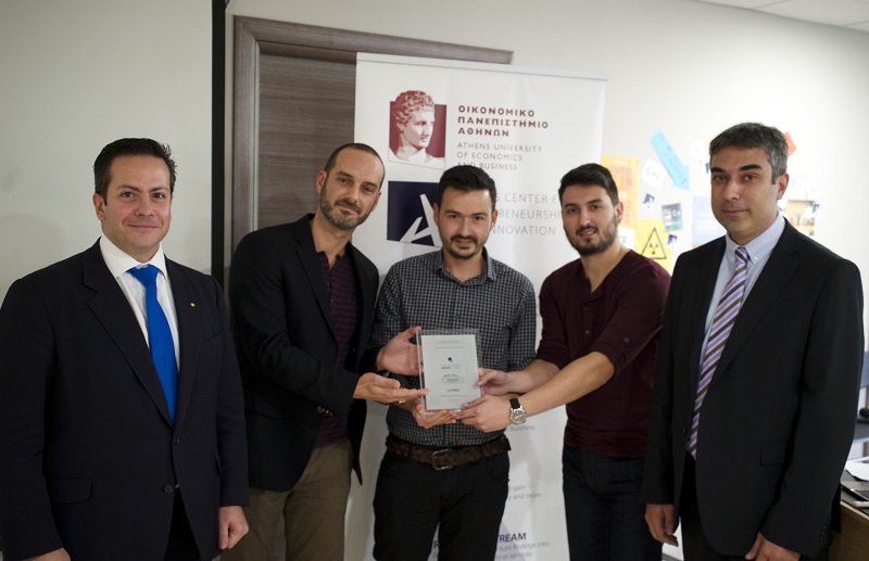 Ο Διευθυντής Marketing Hyundai Ελλάς, Νάσος Δέδες και ο Γενικός Διευθυντής του SEN-Junior Achievement, Αργύρης Τζικόπουλος δίνουν το 1ο Βραβείο στην ομάδα Noodio