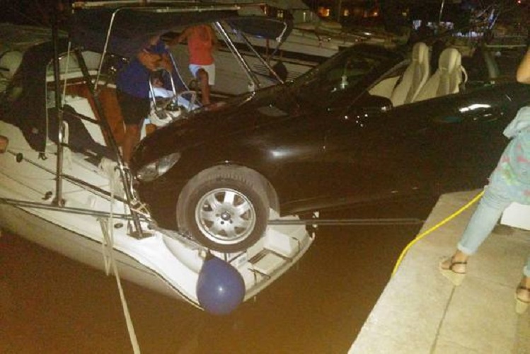 Γαλαξίδι: Πάρκαρε τη Mercedes στο κότερο