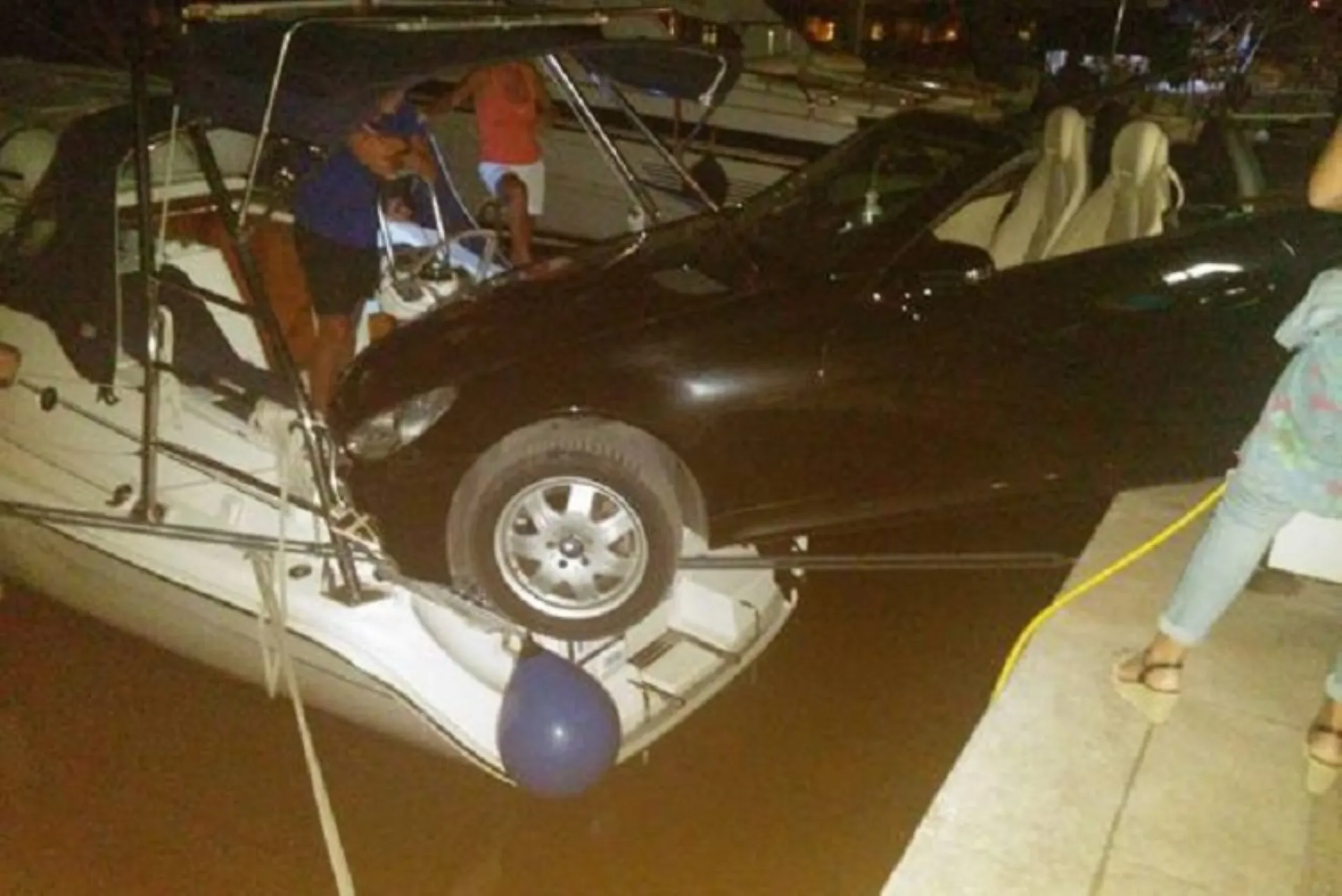 Γαλαξίδι: Πάρκαρε τη Mercedes στο κότερο