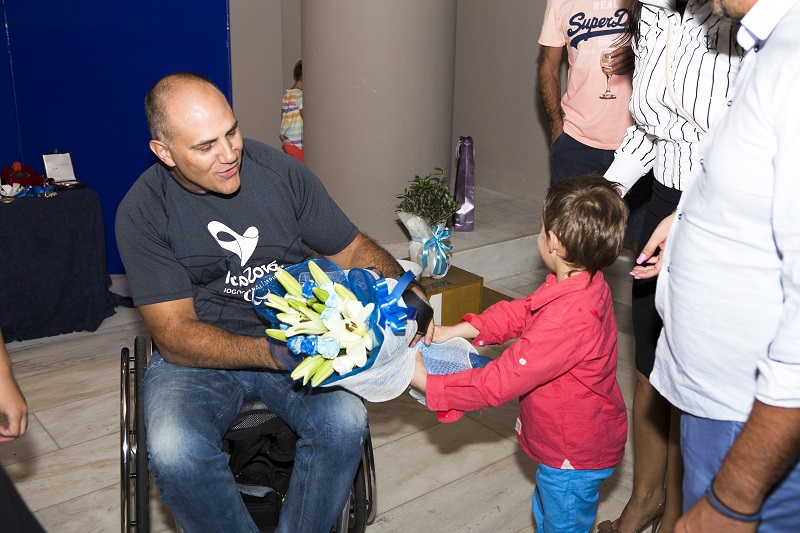 Με φίλους γιόρτασε τη νίκη του ο χρυσός Σεζόν Φερνάντες