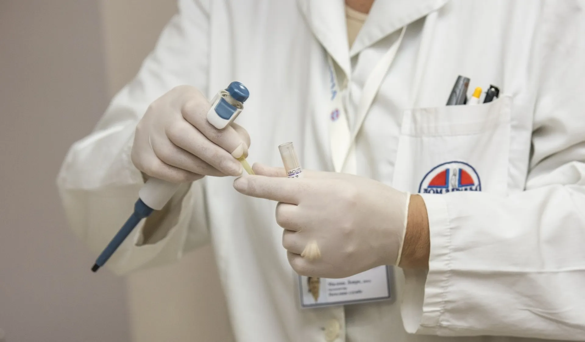 Ζητούν βιβλιάρια υγείας για να γράψουν φάρμακα ή εξετάσεις σε ανασφάλιστους!