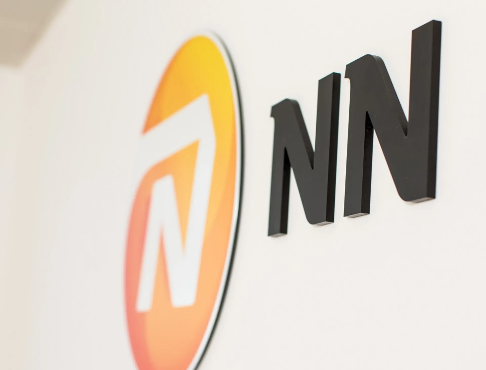 ΝΝ Hellas διαψεύδει ότι ερμηνεύει τη μη υπογραφή των νέων συμβάσεων ως παραίτηση