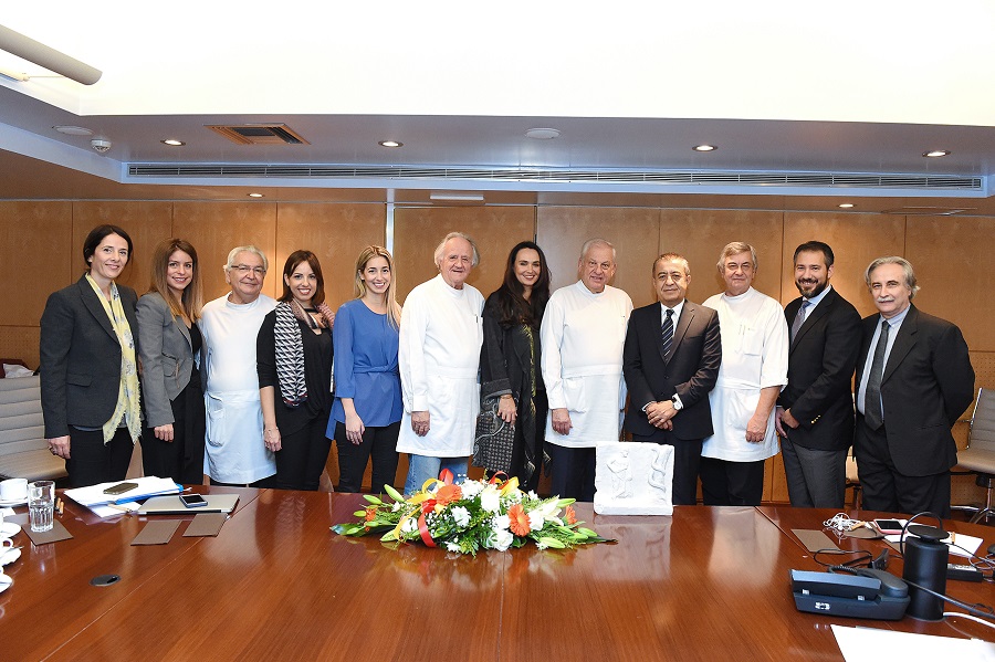 (Από αριστερά) Οι κ.κ. Μαριάννα Γεωργιοπούλου, Υπεύθυνη Επικοινωνίας, Γραφείο Καθηγητή Βασ. Ζέρρη, Νάνσυ Χριστοπούλου, Product Manager Ομίλου ΙΑΣΩ, Παρασκευάς Πετρόπουλος, Μ/Γ, Διδάκτωρ Πανεπιστημίου Αθηνών, Διευθυντής Τμήματος Μ/Γ Υπερήχων ΙΑΣΩ, Μαρίζα Καμηλάρη, Υπεύθυνη Εκδηλώσεων ΙΑΣΩ, Χριστίνα Κοροβέση, Product Manager ΙΑΣΩ, Σπυρίδων Σαρρής, Μ/Γ, Διδάκτωρ Ιατρικής Σχολής ΕΚΠΑ, Μέλος Δ.Σ., Χριστίνα Ταμπουρέα, Εμπορική Διευθύντρια Ομίλου ΙΑΣΩ, Dr. Γεώργιος Σταματίου, Μ/Γ, Πρόεδρος Δ.Σ. Ομίλου ΙΑΣΩ, Χριστόφορος Χατζηκυπριανού, Πρόεδρος & Διευθύνων Σύμβουλος του Ευρωπαϊκού Πανεπιστημίου Κύπρου, Αντώνιος Βλαχούσης, Μ/Γ, Αντιπρόεδρος Β’ Δ.Σ. ΙΑΣΩ, Καθηγητής Βασίλειος Α. Ζέρρης, MD, MPH, MSc, FAANS, Διευθυντής Nευροχειρουργός ΙΑΣΩ Παίδων και Υπεύθυνος ΜΕΝΝ ΙΑΣΩ, Καθηγητής Νευροχειρουργικής στο Ευρωπαϊκό Πανεπιστήμιο Κύπρου και Καθηγητής Κώστας Γουλιάμος, Πρύτανης του Ευρωπαϊκού Πανεπιστημίου Κύπρου