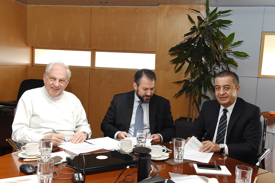 (Από αριστερά) Οι κύριοι Dr. Γεώργιος Σταματίου, Μ/Γ, Πρόεδρος Δ.Σ. Ομίλου ΙΑΣΩ, Καθηγητής Βασίλειος Α. Ζέρρης, MD, MPH, MSc, FAANS, Διευθυντής Nευροχειρουργός ΙΑΣΩ Παίδων και Υπεύθυνος ΜΕΝΝ ΙΑΣΩ, Καθηγητής Νευροχειρουργικής στο Ευρωπαϊκό Πανεπιστήμιο Κύπρου, Χριστόφορος Χατζηκυπριανού, Πρόεδρος & Διευθύνων Σύμβουλος του Ευρωπαϊκού Πανεπιστημίου Κύπρου