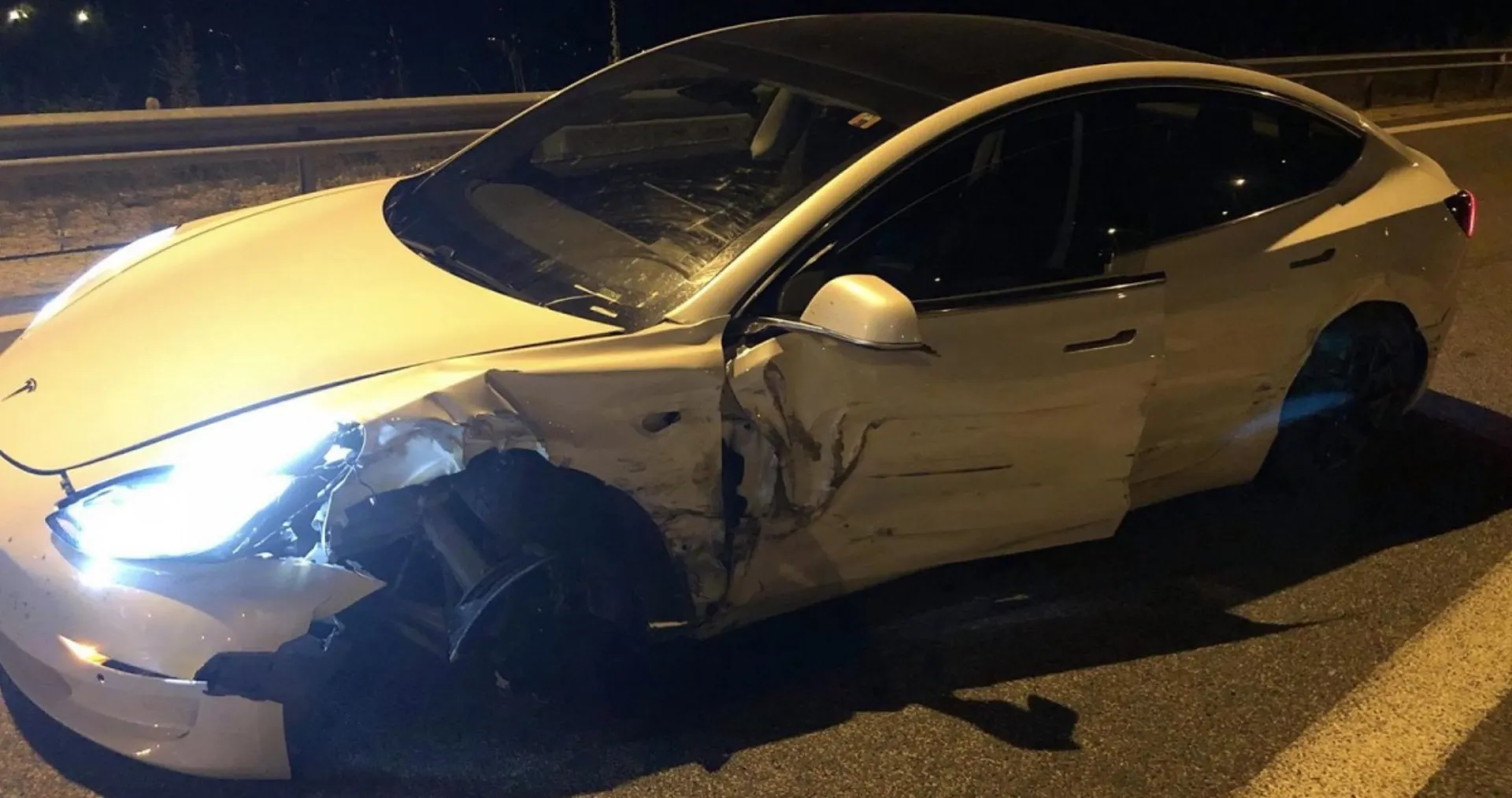 Πέρασε από 25 χώρες με το Tesla και τράκαρε στην Ελλάδα