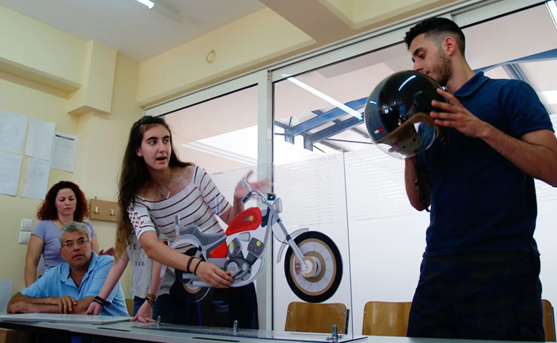 Το «έξυπνο κράνος» των μαθητών πάει στον τελικό JA του Bελιγραδίου