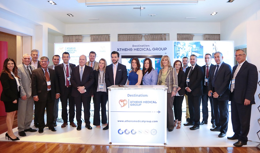 Στο κέντρο, ο Δρ. Βασίλης Αποστολόπουλος, Διευθύνων Σύμβουλος του Ομίλου Ιατρικού Αθηνών, μαζί με στελέχη του Ομίλου