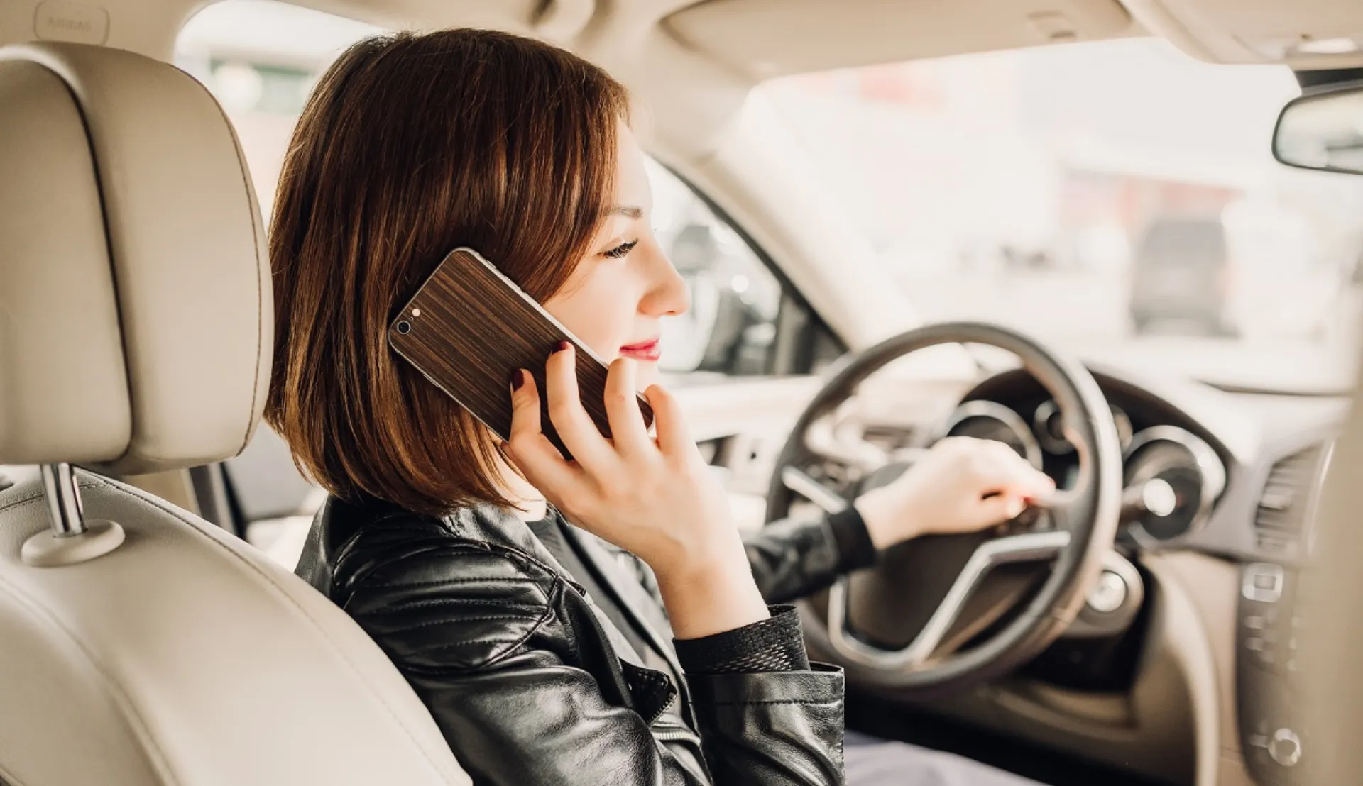 398 πινακίδες πήρε η τροχαία σε ένα τριήμερο για χρήση κινητού από οδηγούς