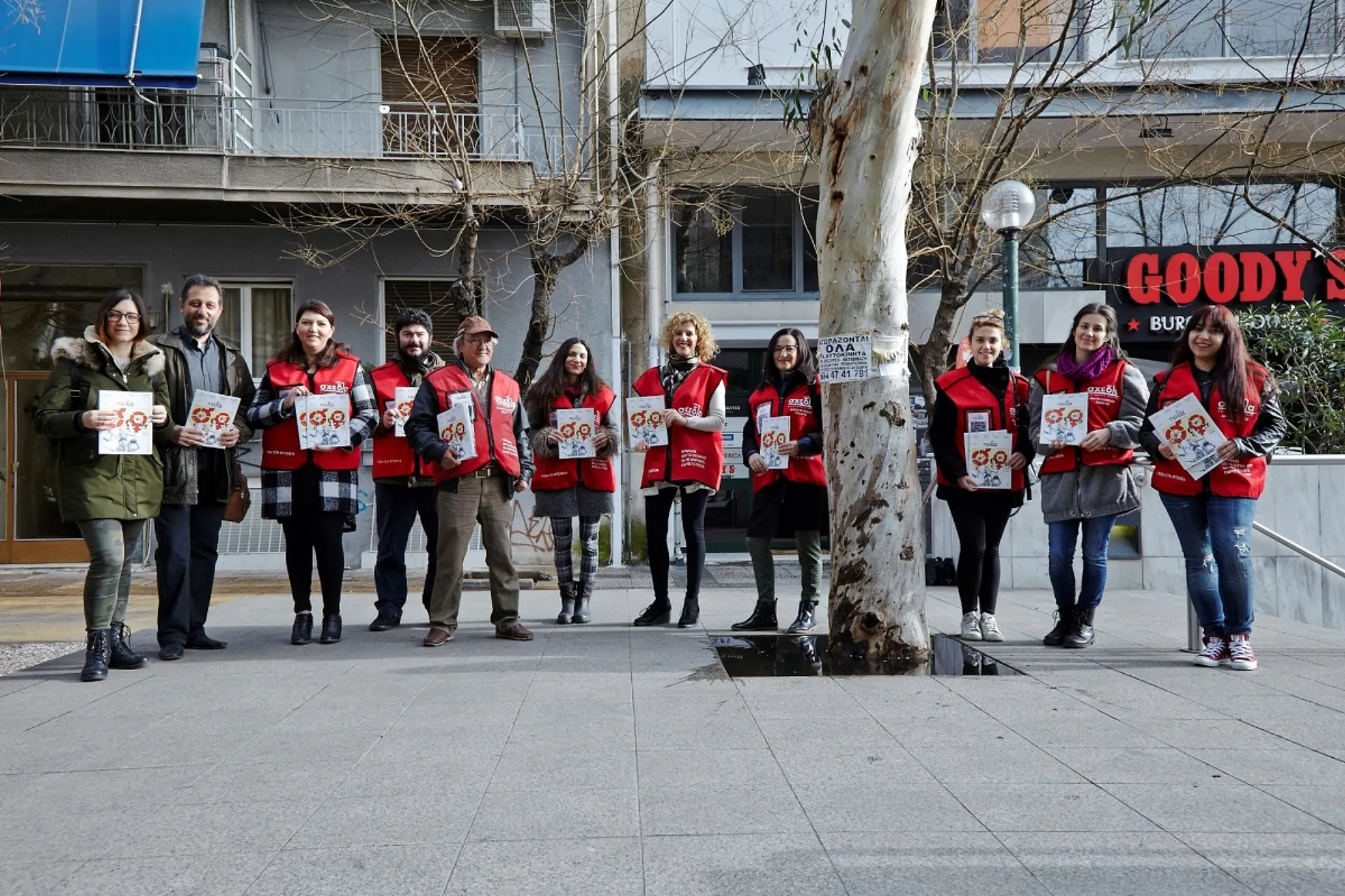 Εργαζόμενοι της INTERAMERICAN εθελοντές πωλητές του περιοδικού δρόμου «σχεδία»