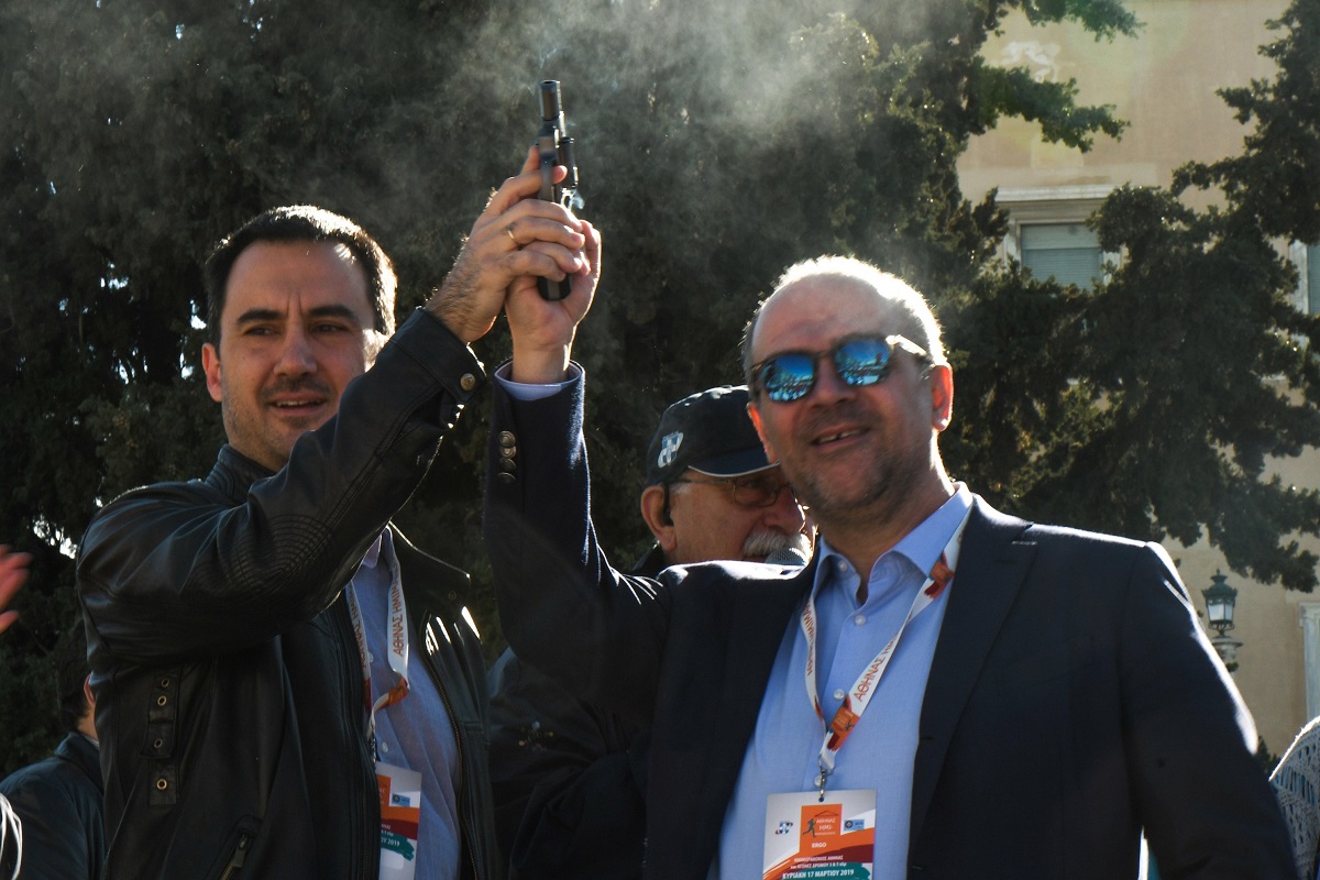 Στιγμιότυπο από την Εκκίνηση του Ημιμαραθωνίου Αγώνα. Από αριστερά ο Υπουργός Εσωτερικών κ. Αλέξανδρος Χαρίτσης μαζί με τον Διευθυντή Τομέα Εμπορικών Λειτουργιών της ERGO κ. Στάθη Τσαούση