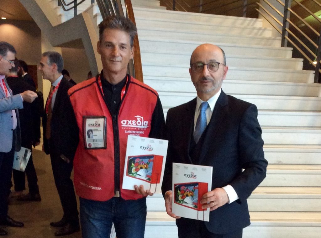 Όπως κάθε χρόνο πριν το Πάσχα, η INTERAMERICAN φιλοξένησε και φέτος στα κεντρικά γραφεία της δυο bazaars κοινωνικών φορέων με σημαντικό και αναγνωρισμένο έργο. Τα bazaars κινητοποίησαν τους εργαζομένους και συνεργάτες της εταιρείας για αγορές, προς ενίσχυση της Σχεδίας ΚΟΙΝΣΕΠ και «Το Χαμόγελο του Παιδιού», προσθέτοντας αξία στην πολυετή σχέση πολύπλευρης υποστήριξης που έχει κτίσει η INTERAMERICAN με τους εν λόγω οργανισμούς. Ειδικότερα με τη Σχεδία ΚΟΙΝΣΕΠ οργανώθηκε το καλλιτεχνικό εργαστήριο κατασκευής χειροποίητων αντικειμένων «σχεδία αρτ», στο οποίο συμμετείχαν 15 εργαζόμενοι της εταιρείας που, υπό την καθοδήγηση των ανθρώπων της Σχεδίας δημιούργησαν τα δικά τους αντικείμενα τα οποία και διατέθηκαν προς πώληση. Το εργαστήριο «σχεδία αρτ», που έχει ξεκινήσει το περιοδικό δρόμου «σχεδία», βασίζεται στην ιδέα της αξιοποίησης του χαρτιού των παλαιών τευχών του, ως πρώτης ύλης για την κατασκευή πρωτότυπων χρηστικών ειδών. Συνάνθρωποί μας -άστεγοι, μακροχρόνια άνεργοι, άνθρωποι που ζουν κάτω από το όριο της φτώχειας- που περιβάλλονται υποστηρικτικά από τον ΜΚΟ «Διογένης» και είναι πωλητές του περιοδικού, δίνουν ένα απλό παράδειγμα λειτουργικής για την κυκλικότητα - upcycling της ύλης, με ευεργετικό περιβαλλοντικό και οικονομικό αντίκτυπο. Λωρίδες χαρτιού από παλαιά αντίτυπα μεταμορφώνονται σε προϊόντα εξαιρετικής αισθητικής και ποιότητας, καθώς και πολύ χαμηλού κόστους: καλάθια, φωτιστικά, επιτοίχια και επιτραπέζια αντικείμενα διατίθενται από το υποκατάστημα της «σχεδίας» στο Σύνταγμα (Στοά Εμπόρων, Βουλής 8-10), ενώ είδη διατίθενται και από το πωλητήριο του Μουσείου Μπενάκη. Σύντομα το σπίτι της «σχεδίας» θα ανοίξει διάπλατα τις πόρτες του στο ισόγειο της οδού Κολοκοτρώνη, αριθμός 56. Η Σχεδία ΚΟΙΝΣΕΠ στην πραγματικότητα αποτελεί όχι απλά συνέχεια, αλλά αναπόσπαστο κομμάτι της ΜΚΟ «Διογένης». Η INTERAMERICAN, πέρα από την υποστήριξη που παρέχει από το 2007 στην ετήσια καμπάνια «Γκολ στη Φτώχεια» της με ασφαλιστική κάλυψη της ποδοσφαιρικής ομάδας αστέγων, ασφαλίζει τα περιουσιακά στοιχεία του οργανισμού και υποστηρίζει σταθερά την προώθηση του περιοδικού δρόμου «σχεδία» από το 2014, παρέχοντας και σημεία πώλησης στα γραφεία της κάθε μήνα. Έχουν διατεθεί περί τις 2.800 τεύχη έως σήμερα, με την εθελοντική συνδρομή και των εργαζομένων της εταιρείας. Η «σχεδία» είναι το μοναδικό ελληνικό περιοδικό δρόμου, επίσημο μέλος του Διεθνούς Δικτύου Περιοδικών Δρόμου (INSP, www.insp.ngo). Όπως συμβαίνει σε όλο τον κόσμο με τα περιοδικά δρόμου, η «σχεδία» δεν πωλείται στα συνήθη σημεία διάθεσης Τύπου (περίπτερα κ.λπ.), αλλά αποκλειστικά και μόνο στους δρόμους της πόλης από διαπιστευμένους πωλητές. Οι πωλητές αυτοί προέρχονται από ευπαθείς πληθυσμιακές ομάδες: είναι άστεγοι, μακροχρόνια άνεργοι και, γενικότερα, άνθρωποι που βιώνουν τη φτώχεια και τον κοινωνικό αποκλεισμό στις πιο ακραίες μορφές τους. Από την τιμή πώλησης του περιοδικού (4 ευρώ), το 62,5% (δηλαδή τα 2,50 ευρώ) αφορούν απευθείας στον ίδιο τον πωλητή. Πωλητής της «σχεδίας» φιλοξενήθηκε και στον χώρο του πρόσφατου Συνεδρίου της INTERAMERICAN, κατά το οποίο η εταιρεία βράβευσε τον οργανισμό για το σπουδαίο κοινωνικό έργο που επιτελεί. Επισημαίνεται ότι ο ΜΚΟ «Διογένης» αξιολογείται με την υψηλότερη βαθμολογία (10) με βάση τους πίνακες οικονομικής επίδοσης του Charity Navigator, διεθνούς κύρους αξιολογητή φιλανθρωπικών οργανώσεων και δομών αλληλεγγύης, δεν χρηματοδοτείται από το κράτος, ενώ για κάθε 1 ευρώ που δαπανά δημιουργείται περίπου πενταπλάσια αξία από τις δραστηριότητές της για την ελληνική οικονομία. Στις φετινές προ-πασχαλινές εκδηλώσεις της INTERAMERICAN, που επιλέγει με ανάλογα κριτήρια μετρήσιμου έργου κοινωνικής αξίας όλους τους εταίρους της για συμπράξεις στο πλαίσιο του ευρύτατου σχεδίου υπευθυνότητας «Πράξεις Ζωής», περιλαμβάνονται και οι δράσεις (συγκέντρωσης αγαθών για διανομή, πρόληψης για την υγεία, περιβαλλοντικές) που αναπτύχθηκαν στην Πάτρα και σε άλλες πόλεις της Δυτικής Ελλάδος, για έβδομη χρονιά διαδοχικά, με την οργανωτική σύμπραξη της εταιρείας και της ιστορικής πατρινής εφημερίδας «Πελοπόννησος».