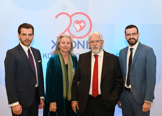 (Από αριστερά) Ο Δρ. Βασίλης Αποστολόπουλος, η κ. Τιτή Αποστολοπούλου, ο Δρ. Γεώργιος Αποστολόπουλος και ο κ. Χρήστος Αποστολόπουλος