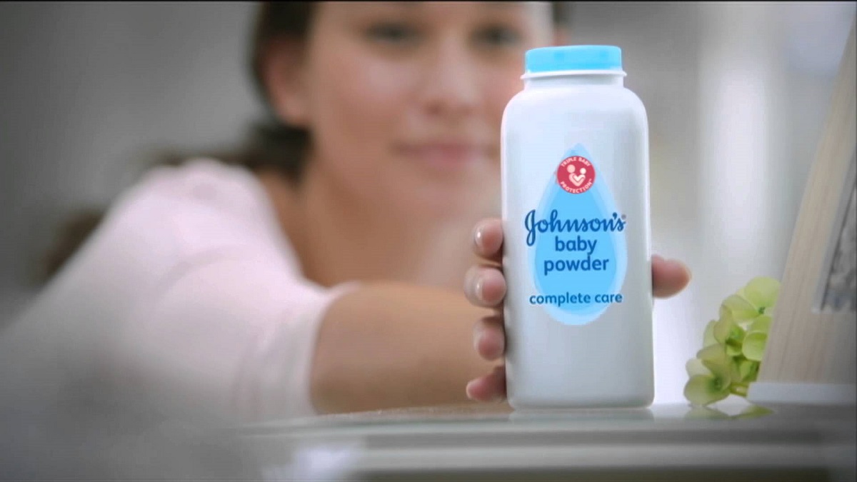 Johnson & Johnson: Αποσύρει παιδικό ταλκ στο οποίο βρέθηκε αμίαντος