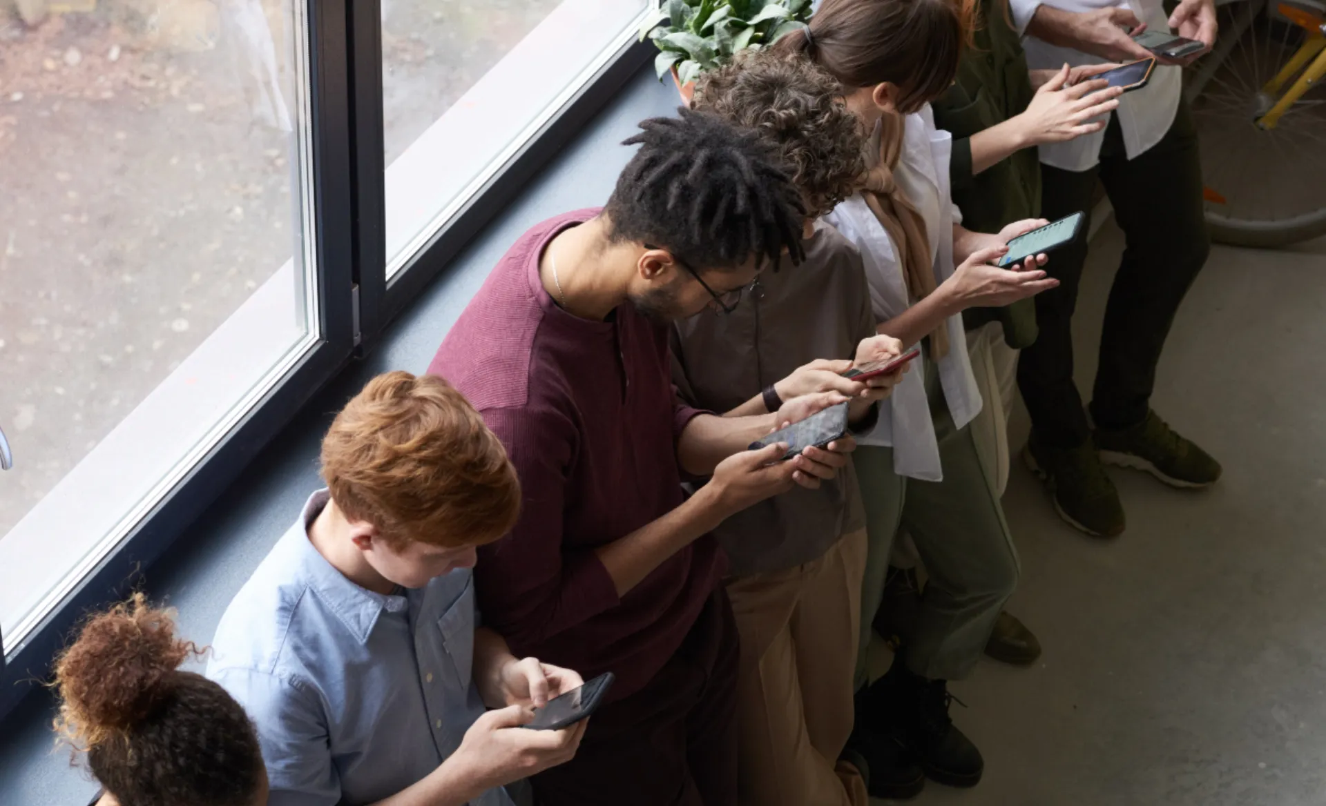 Εξεύρεση νέων πελατών: Τηλέφωνο & door to door ή messenger & content online;