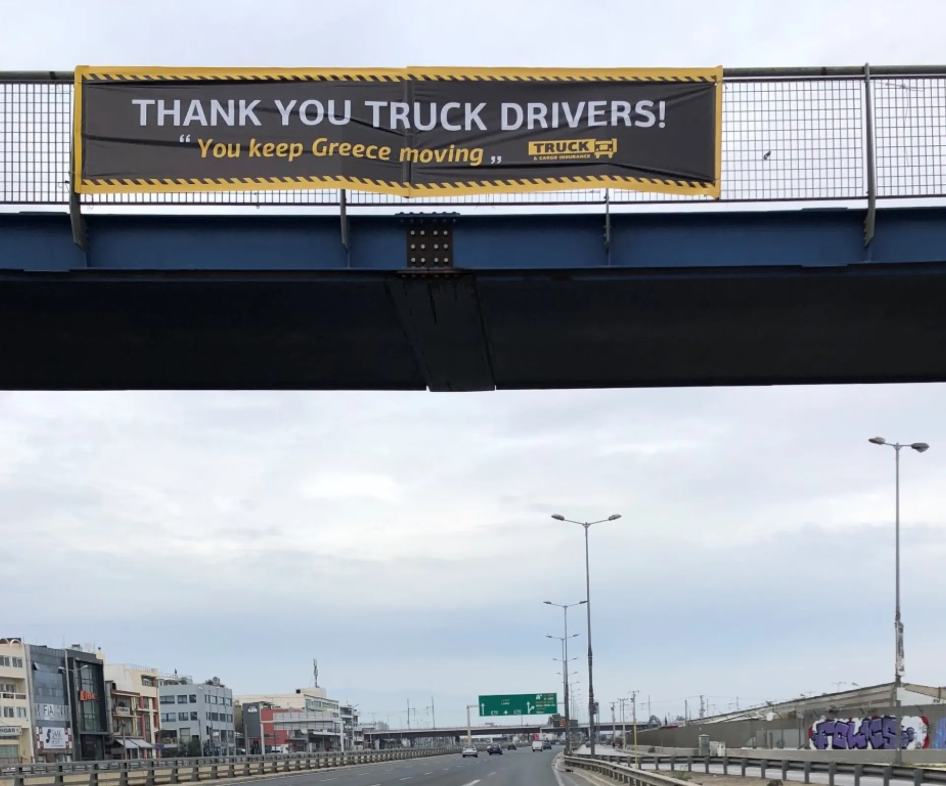 Truck & Cargo Insurance – Samoladas: Ευχαριστεί τους οδηγούς φορτηγών με πανό στις Ε.Ο.