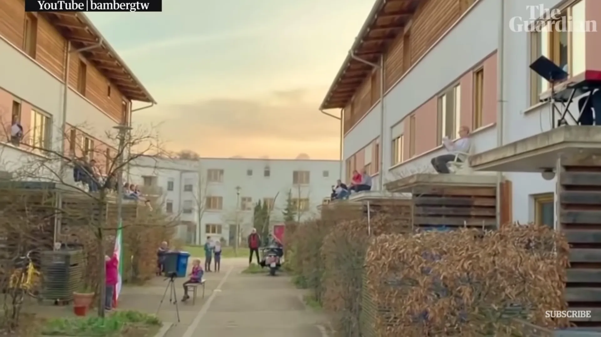 Γερμανοί τραγουδούν το Bella Ciao για να εμψυχώσουν τους Ιταλούς