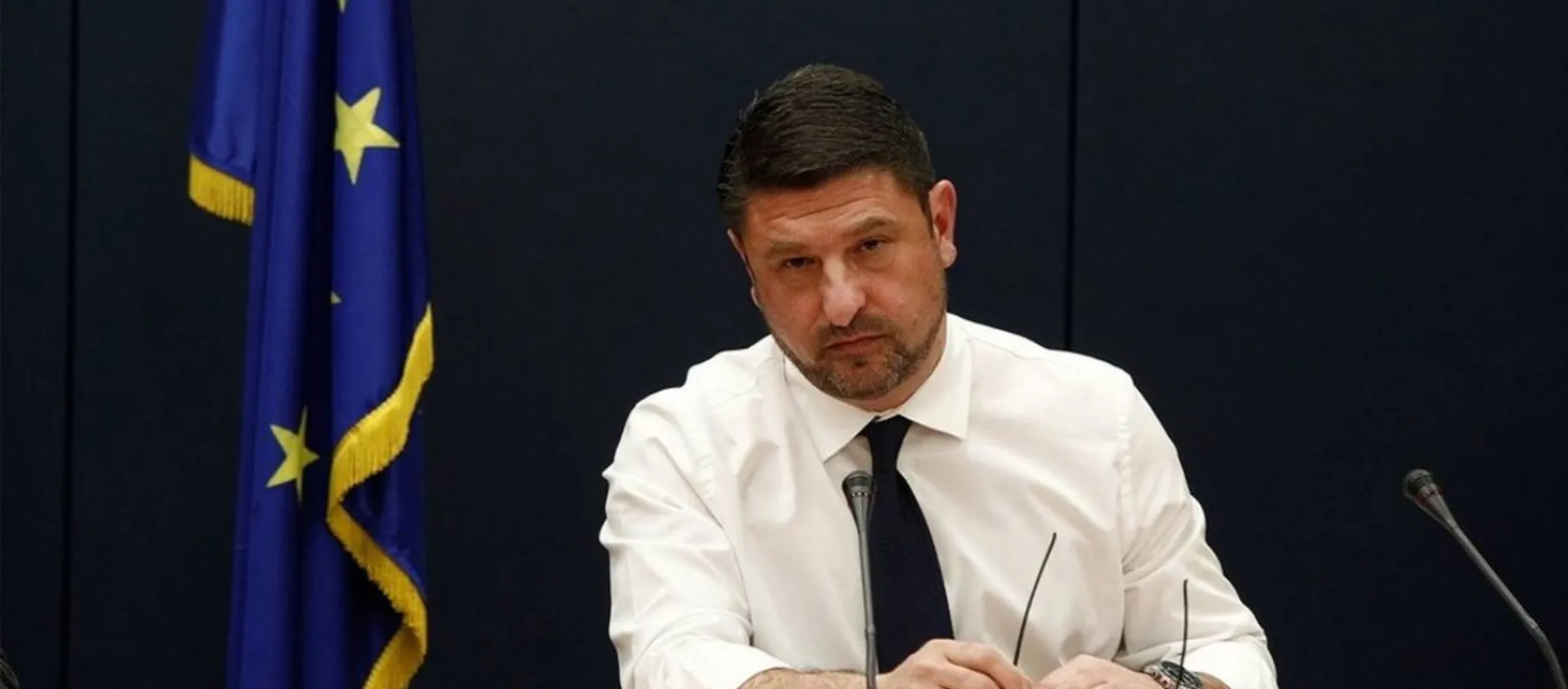 Υποχρεωτική η μάσκα και σε τράπεζες, ΔΕΚΟ, καταστήματα λιανικής και κομμωτήρια