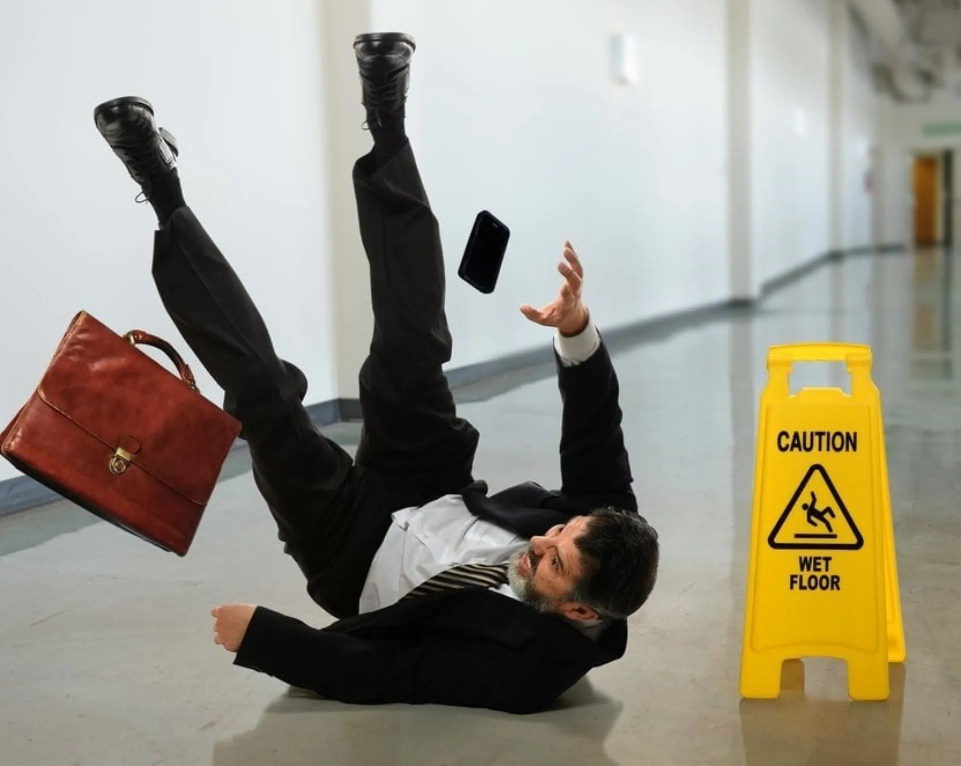 Απάτη «μαμούθ» από στημένες πτώσεις με λεία 31,7 εκατ.