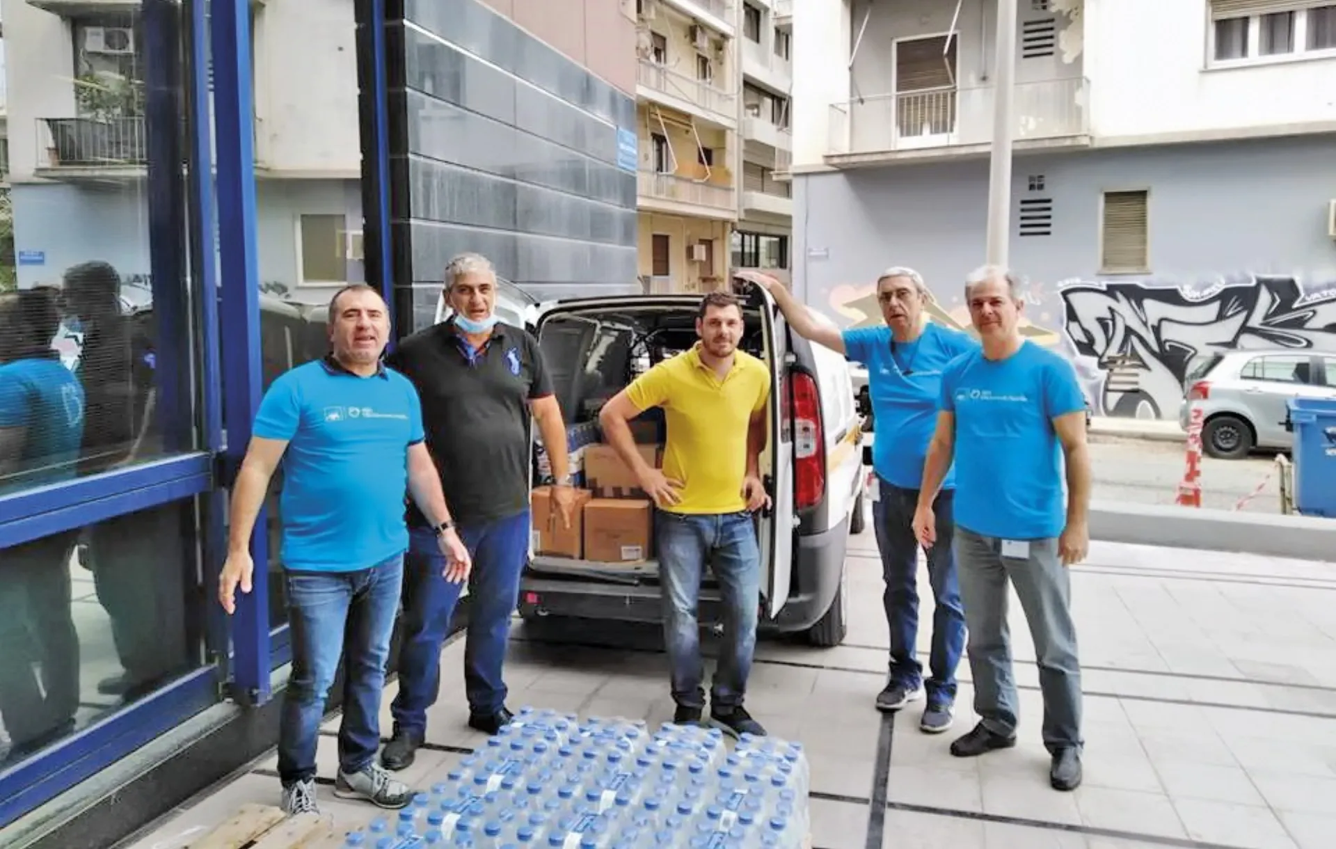 Οι εθελοντές της ΑΧΑ στηρίζουν ευάλωτες οικογένειες και άστεγους