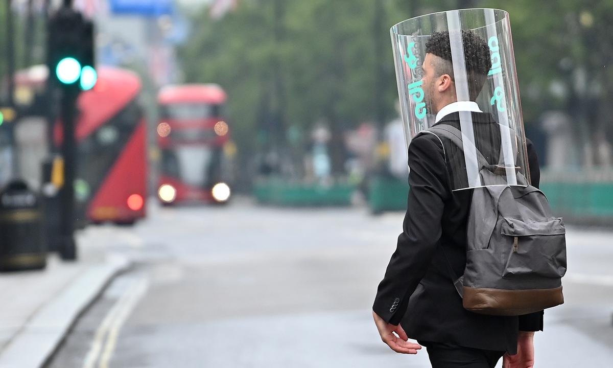 Covid-19: 1 εκατ. λίρες τη μέρα από τις ασφαλιστικές στη Βρετανία για ανθρώπους που έχασαν τη ζωή τους