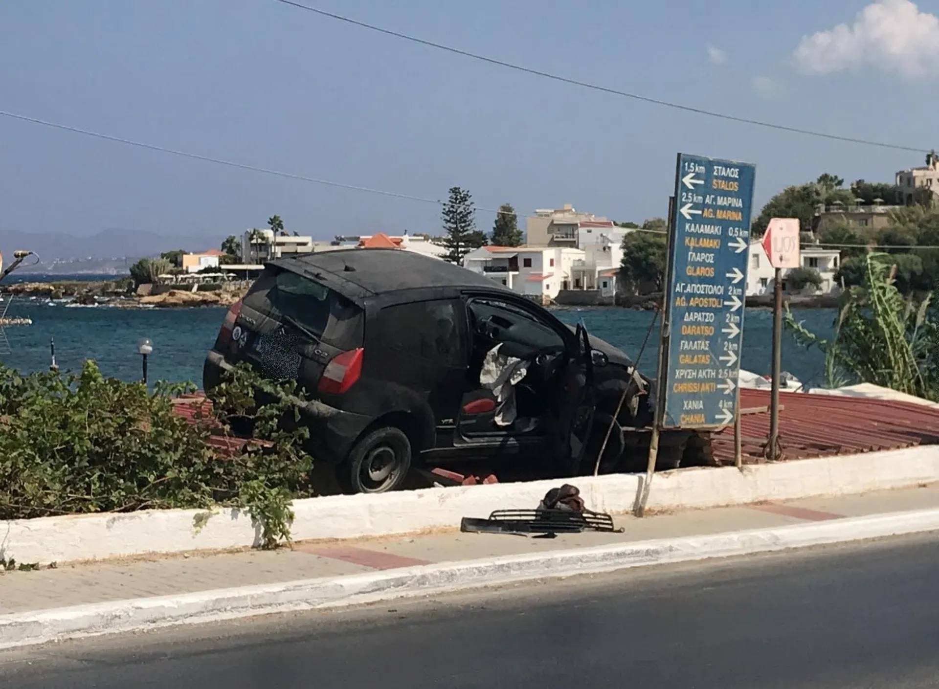 Αυτοκίνητο προσγειώθηκε σε στέγη στην Κρήτη