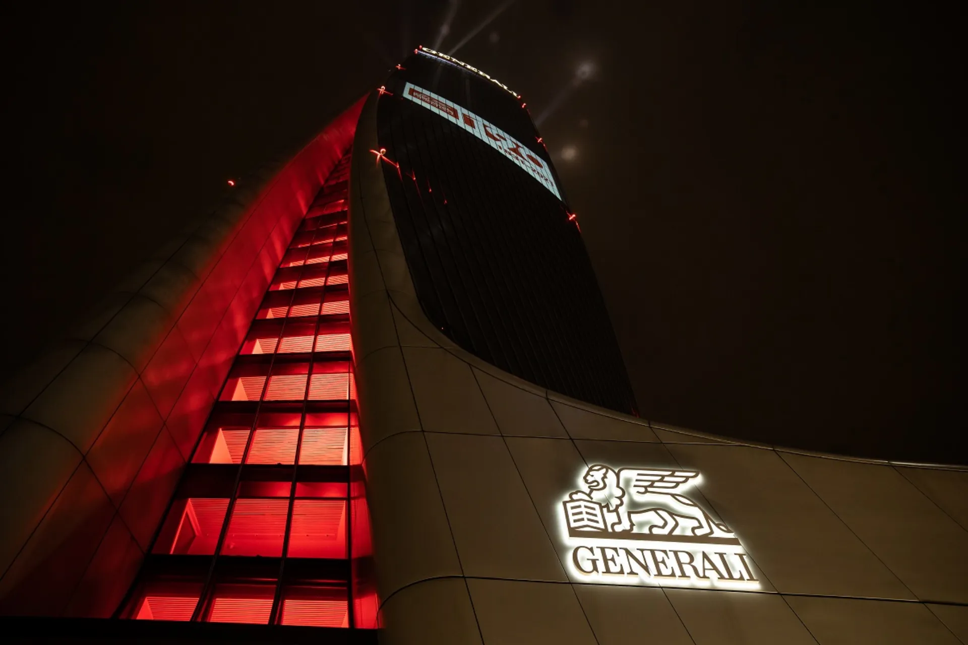 Φωτίστηκε ο πύργος της Generali στο Μιλάνο