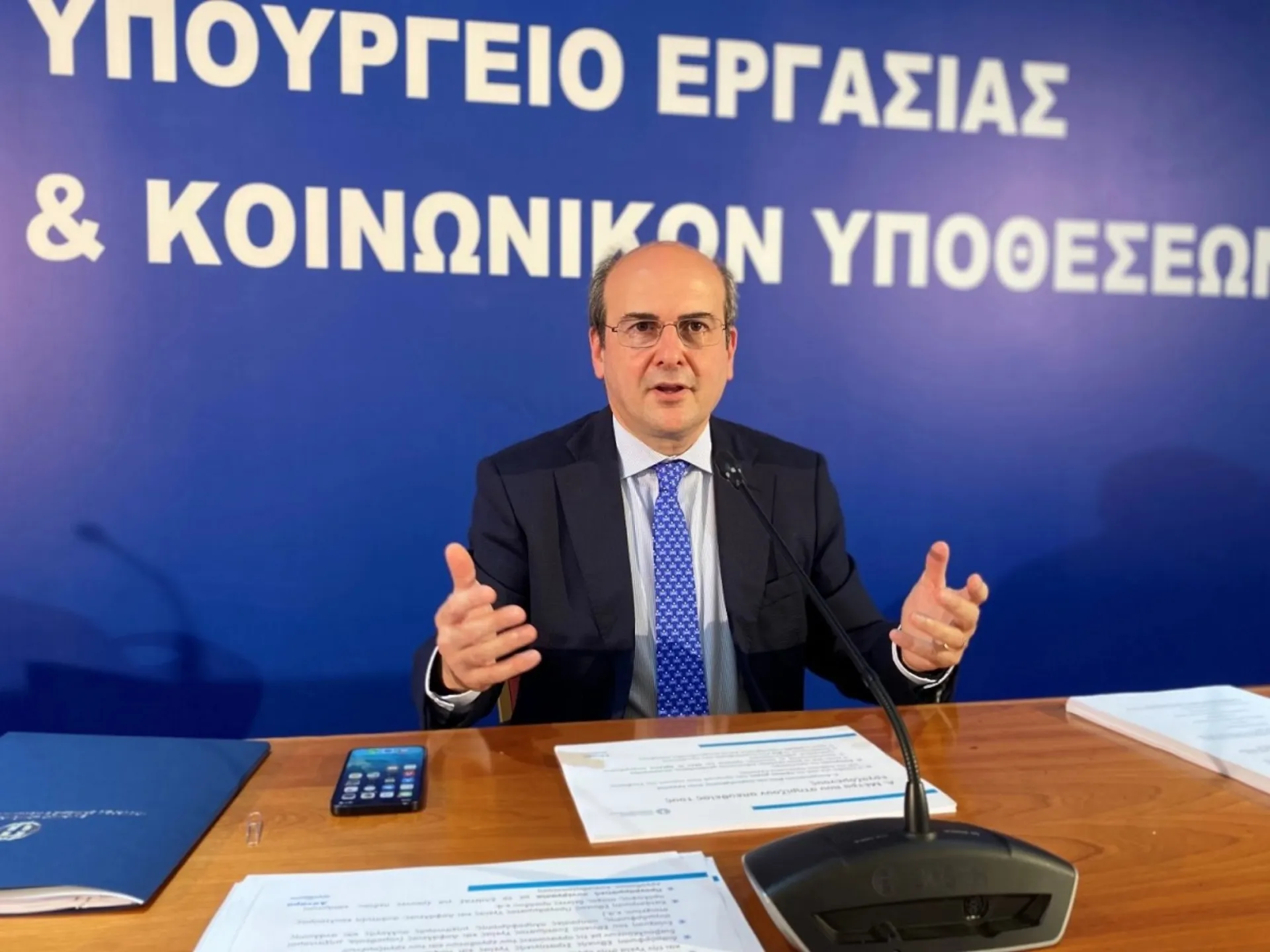 Nέο “κρούσμα” γραφειοκρατισμού στα ταμεία καταγγέλει ο Χατζηδάκης