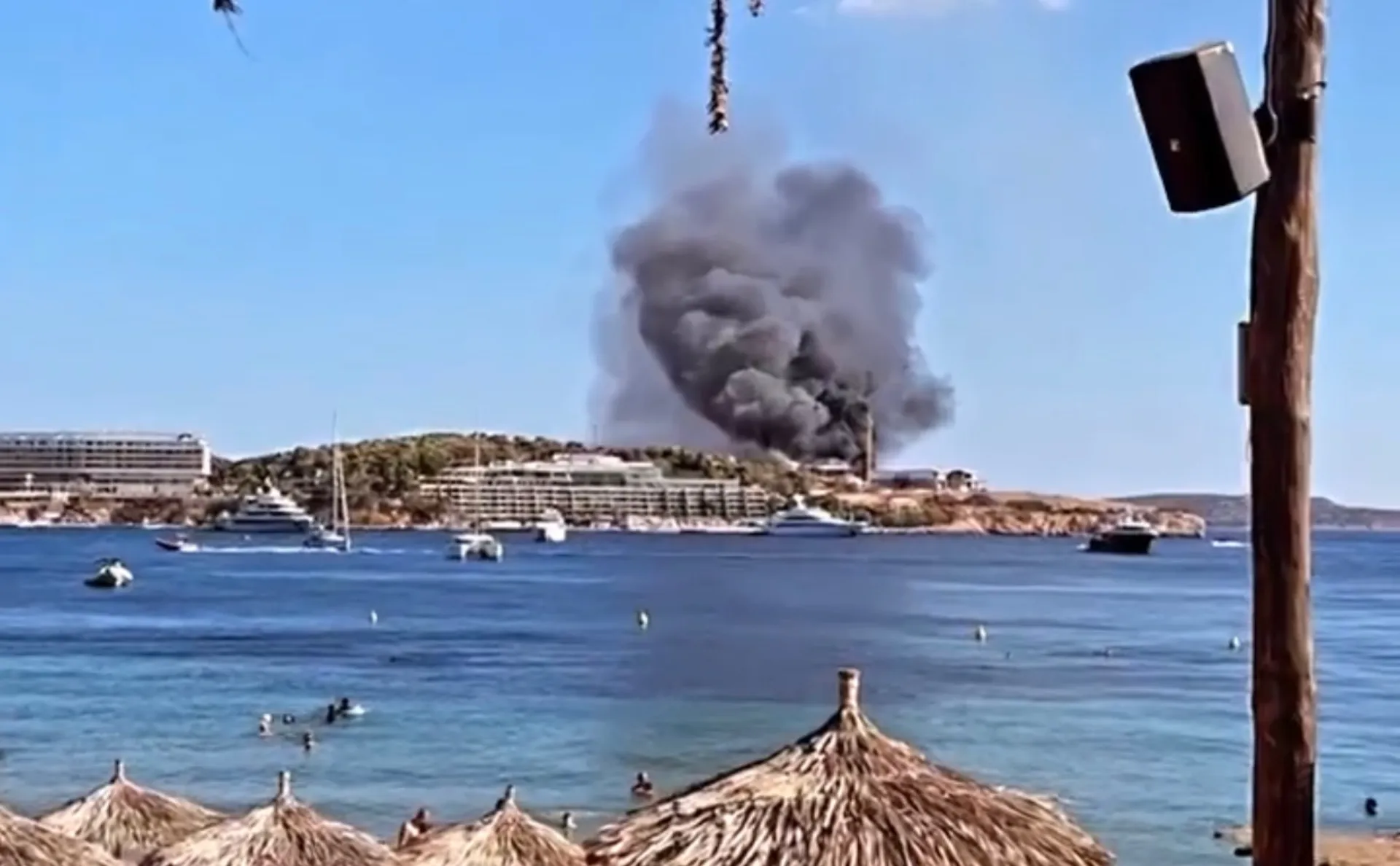 Φωτιά στη χερσόνησο του Αστέρα Βουλιαγμένης