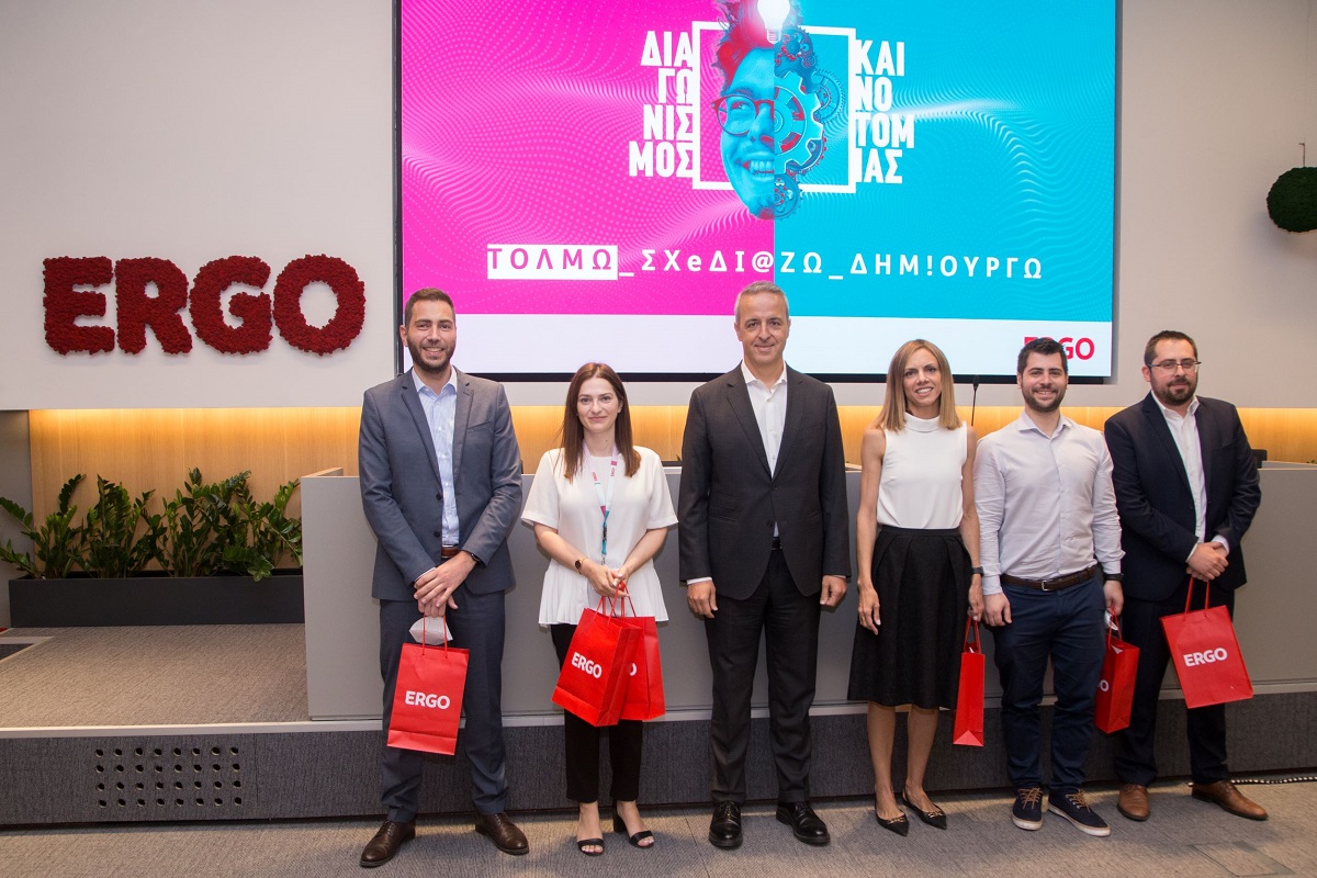 Ο Διευθύνων Σύμβουλος της ERGO Ασφαλιστική κ. Νίκος Αντιμησάρης με τον 1ο Μεγάλο Νικητή, την Ομάδα του ERGO BuySafe