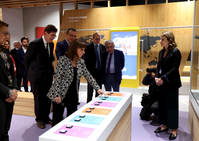 Η Πρόεδρος της Ελληνικής Δημοκρατίας, Κατερίνα Σακελλαροπούλου διαπιστώνει ιδίοις όμμασι τη διαφορά κατανάλωσης νερού μεταξύ της οικολογικής και συμβατικής λειτουργίας, ενός πλυντηρίου ρούχων