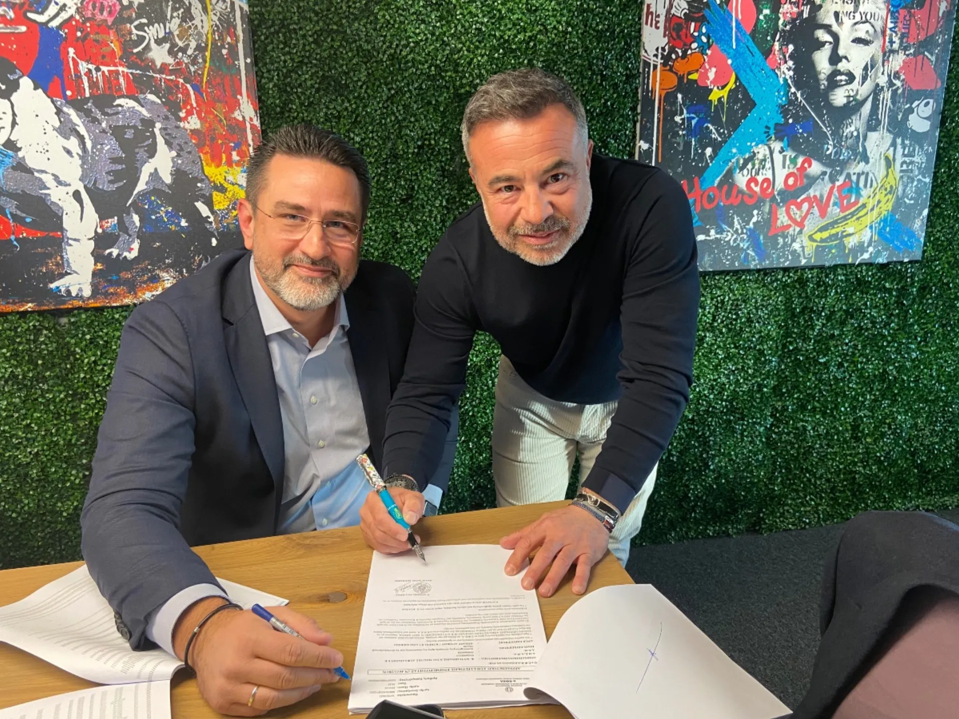 HOWDEN & CONSENSUS: Συμφωνία συνεργασίας με εξαγορά χαρτοφυλακίου