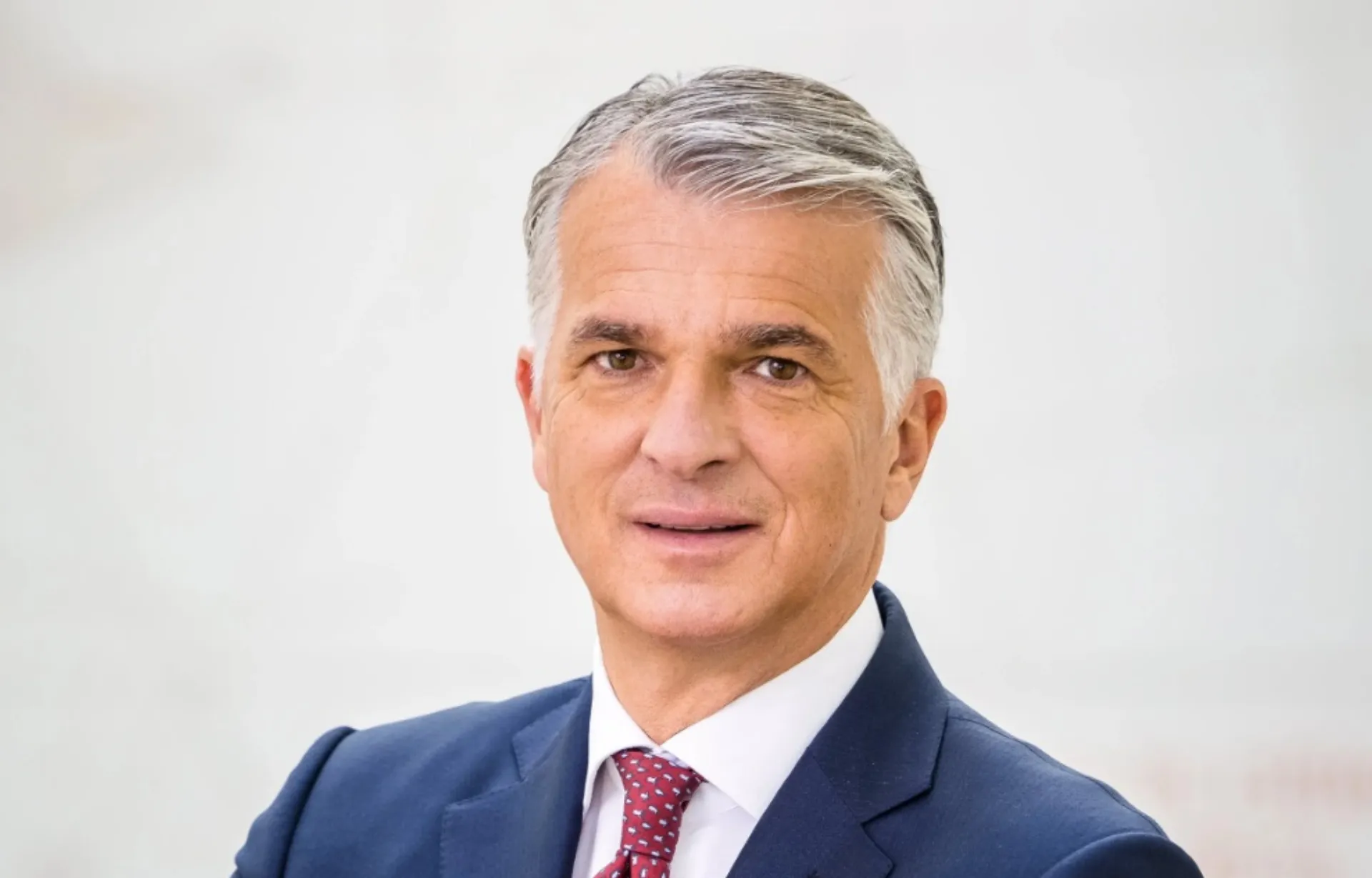 Επιστρατεύουν τον S. Ermotti στην UBS για την εξαγορά της Credit Suisse