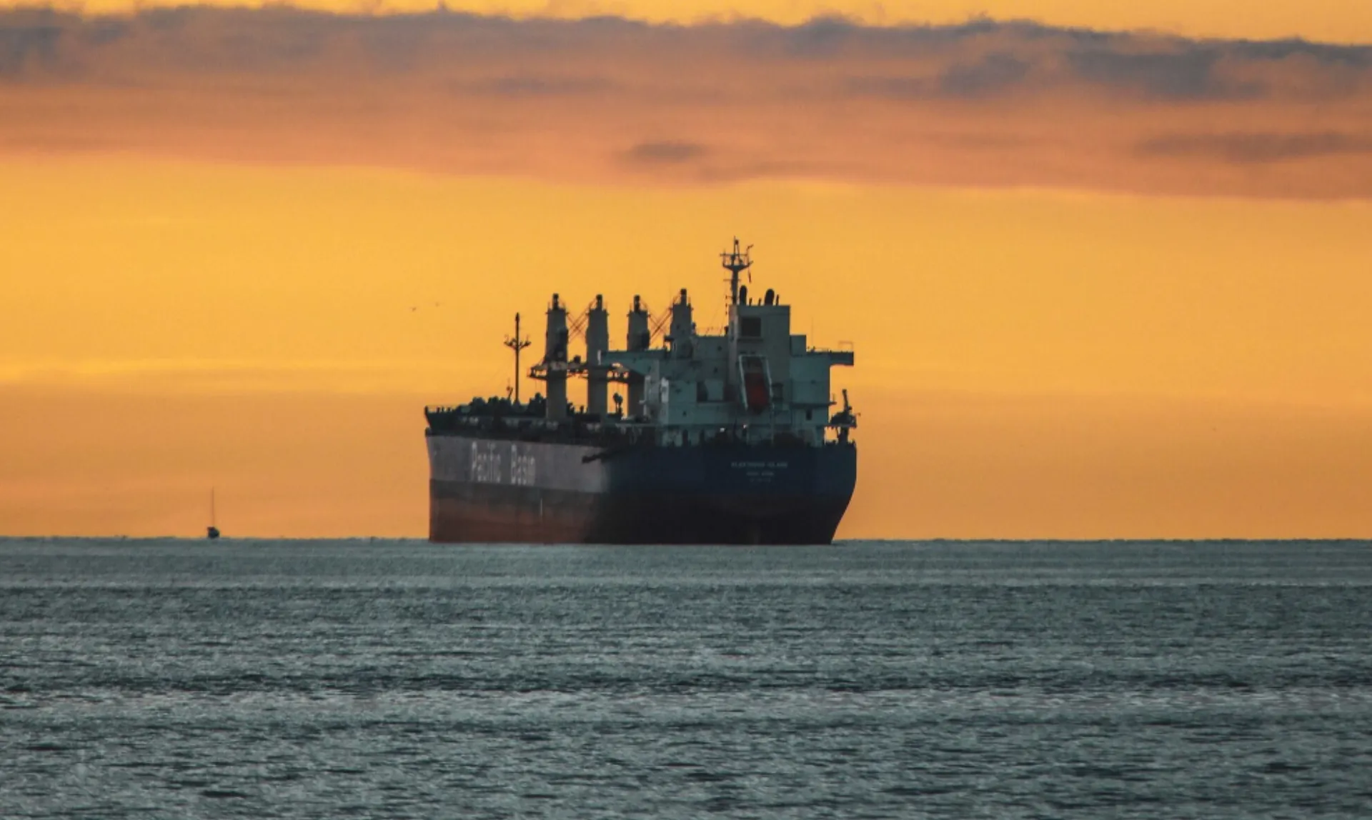 Περιβαλλοντική καταστροφή από πλοίο που βούλιαξε μετά από επίθεση των Χούθι