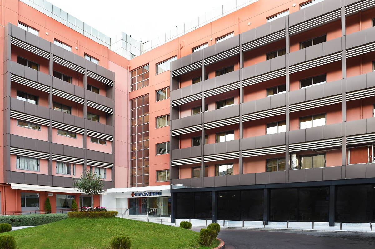 Ευρωκλινική Αθηνών: Πρωτοπορεί στη Ρομποτική Χειρουργική του καρκίνου του παχέος εντέρου με AI