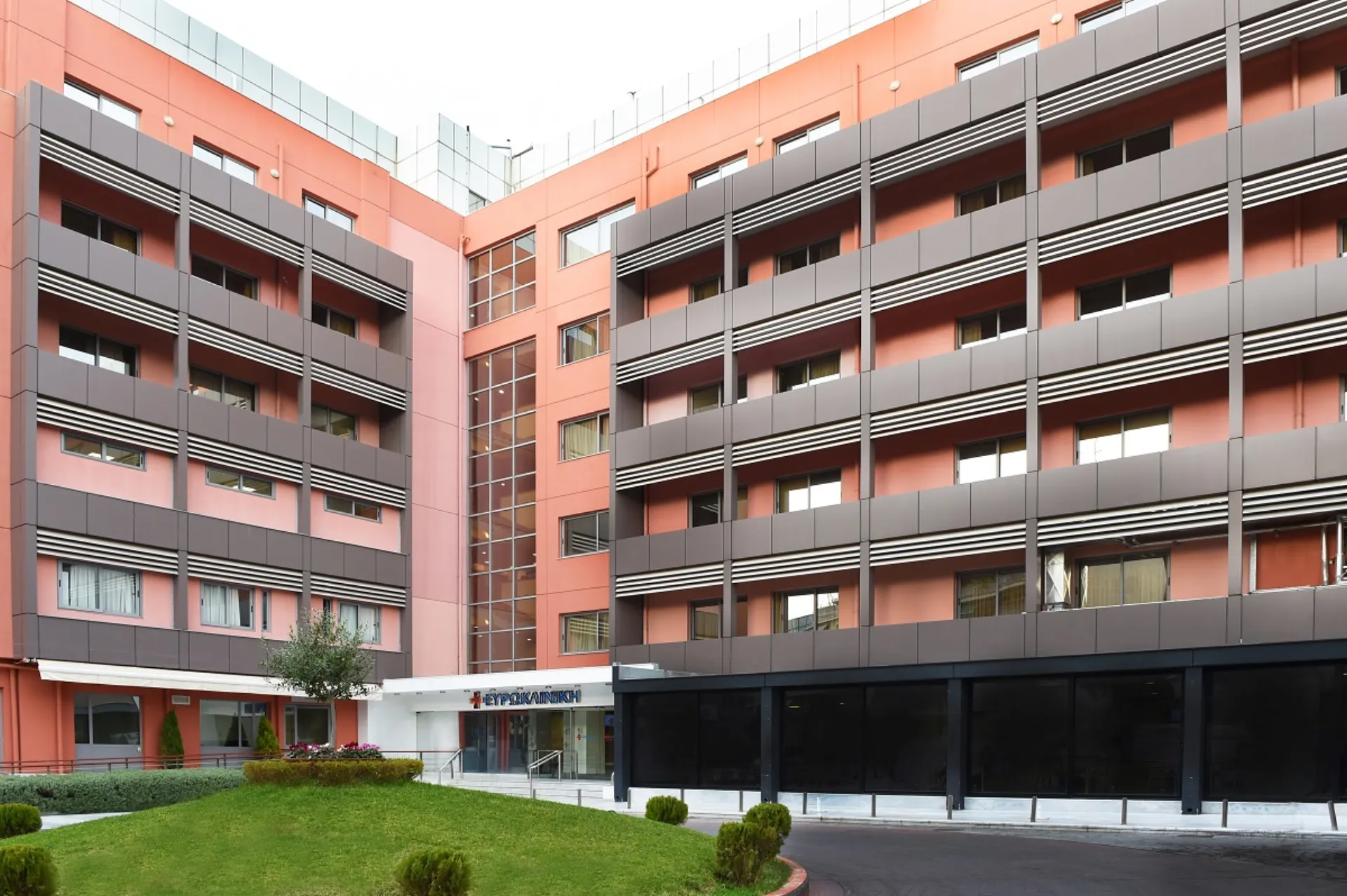 Ευρωκλινική Αθηνών: Πρωτοπορεί στη Ρομποτική Χειρουργική του καρκίνου του παχέος εντέρου με AI