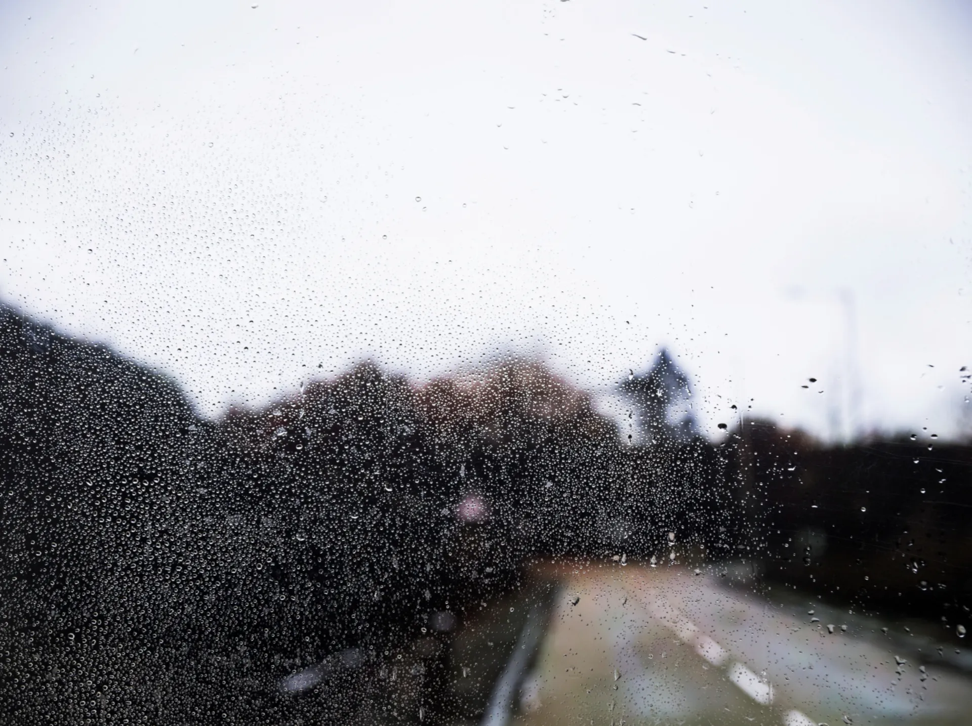 Ισχυρές καταιγίδες και τοπικές χαλαζοπτώσεις – Κλειστή η Παλαιά Εθνική Οδός Πατρών-Κορίνθου