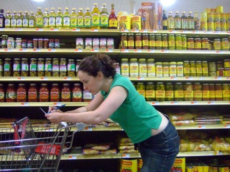 Όλο κι ελαφραίνει το καλάθι της νοικοκυράς