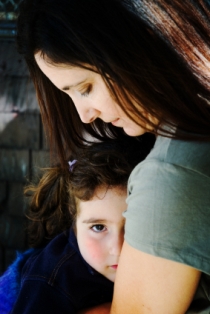 “Φροντίδα” για κακοποιημένες μητέρες και παιδιά